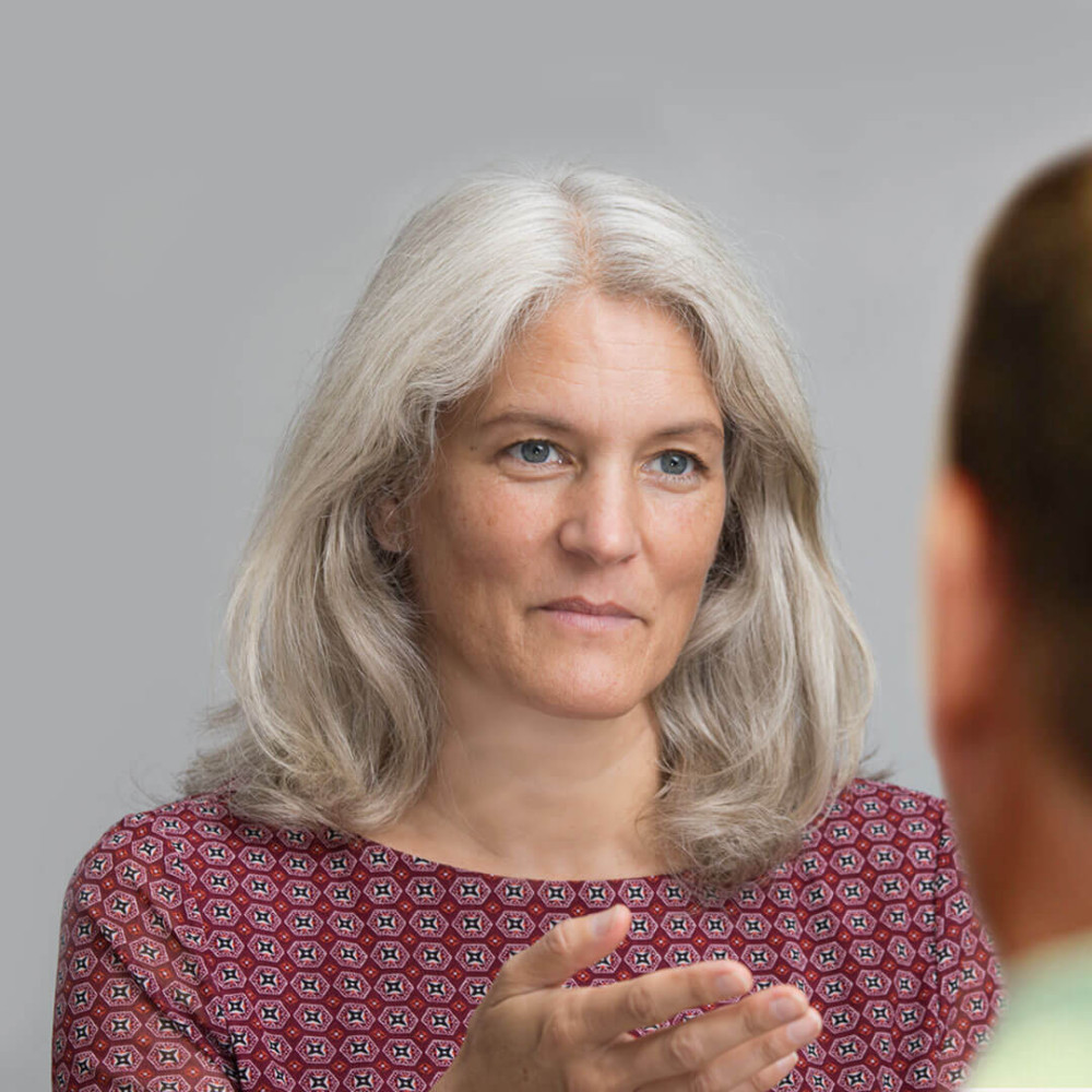 Susanne Breit im Gespräch mit einer Klientin