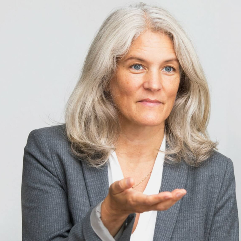 Susanne Breit mit offener Handbewegung während eines Gesprächs