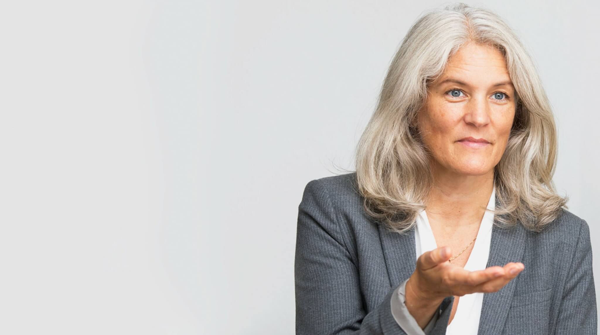 Susanne Breit mit offener Handbewegung während eines Gesprächs
